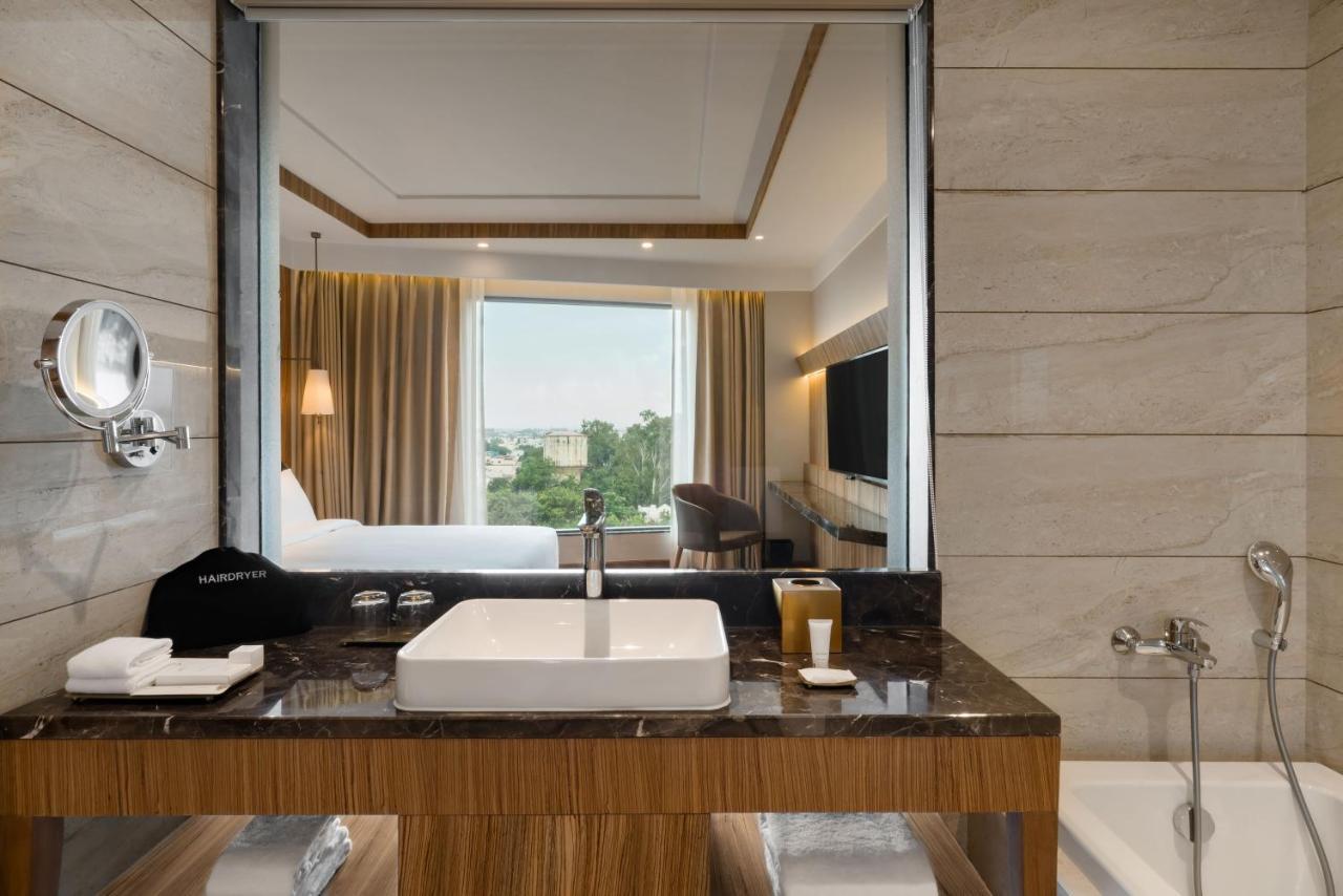Radisson Bhopal Hotel ภายนอก รูปภาพ