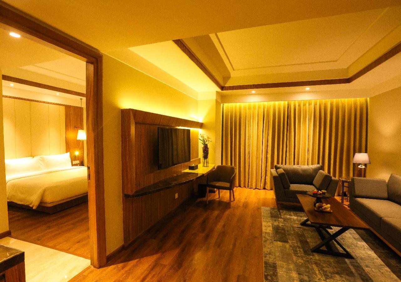 Radisson Bhopal Hotel ภายนอก รูปภาพ